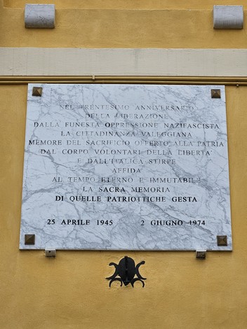 Lapide commemorativa per il trentesimo anniversario della Liberazione, con iscrizioni in ricordo della resistenza.