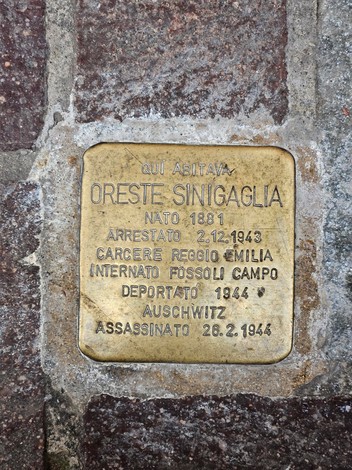 Pietra d'inciampo commemorativa dedicata a Oreste Sinigaglia, con dettagli sulla sua vita e persecuzione.