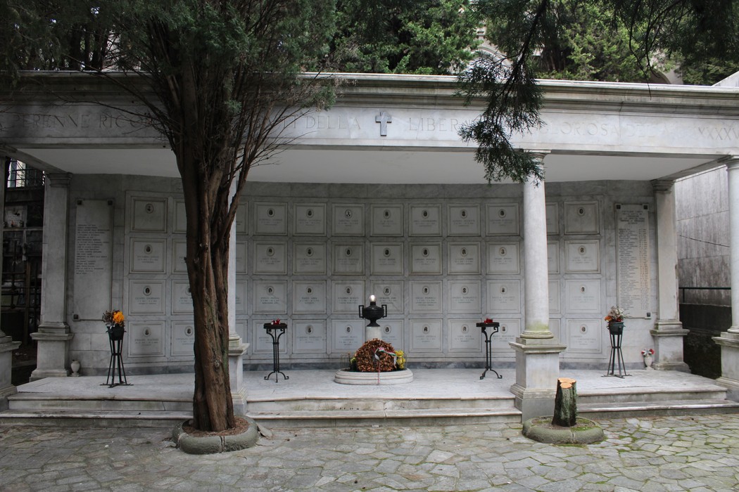 Sacrario dei partigiani di Torbella con un'architettura sobria e dettagli floreali in memoria dei caduti.