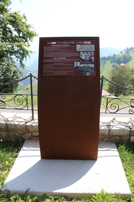 Pannello informativo sulla Strada della battaglia di Fonteno immerso nella natura verdeggiante.