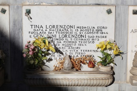 Sepolcro dei Lorenzoni con lapide commemorativa e ornamenti floreali.