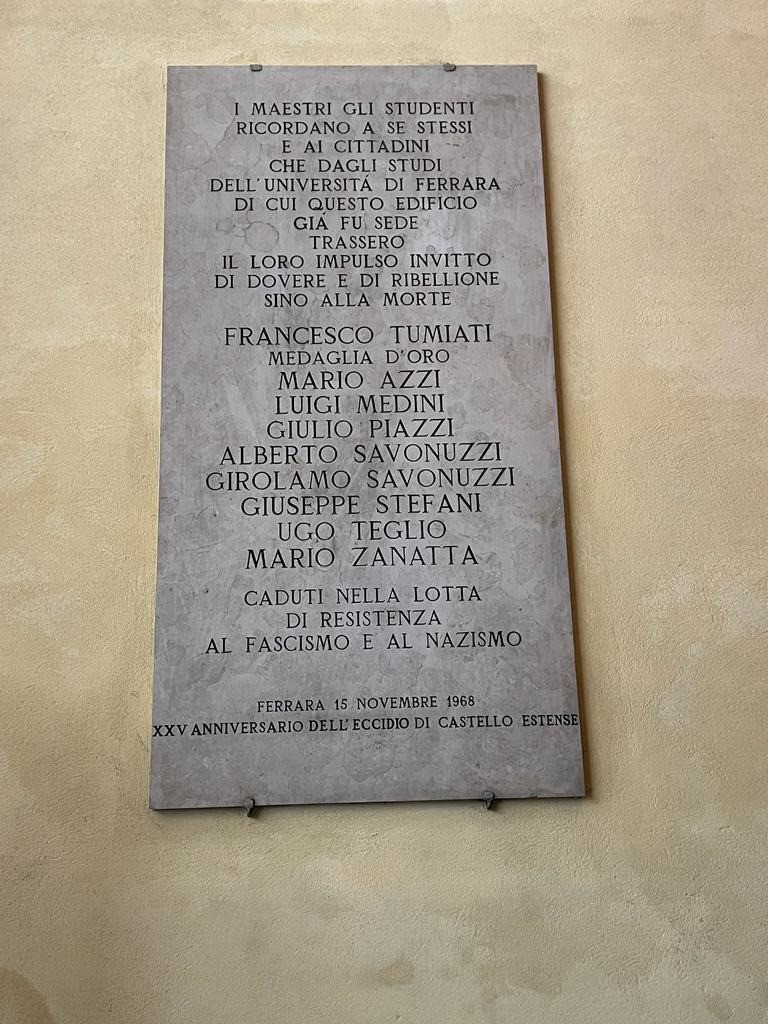 Lapide commemorativa dedicata ai caduti universitari di Ferrara durante la lotta al fascismo e al nazismo.