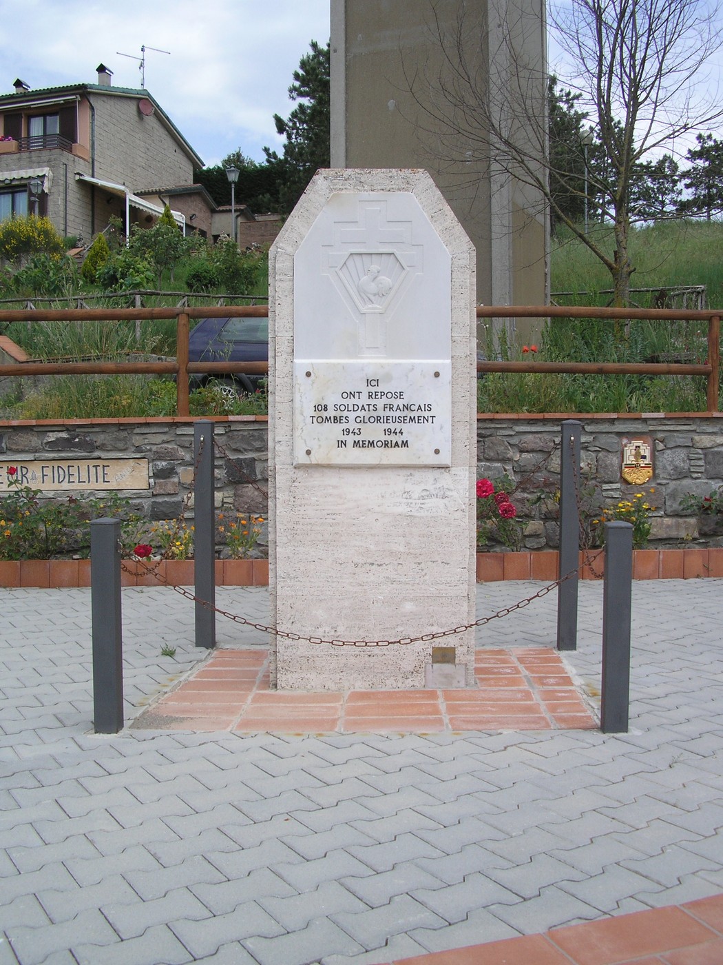 Monumento dedicato ai caduti della Legione Straniera, simbolo di onore e sacrificio.