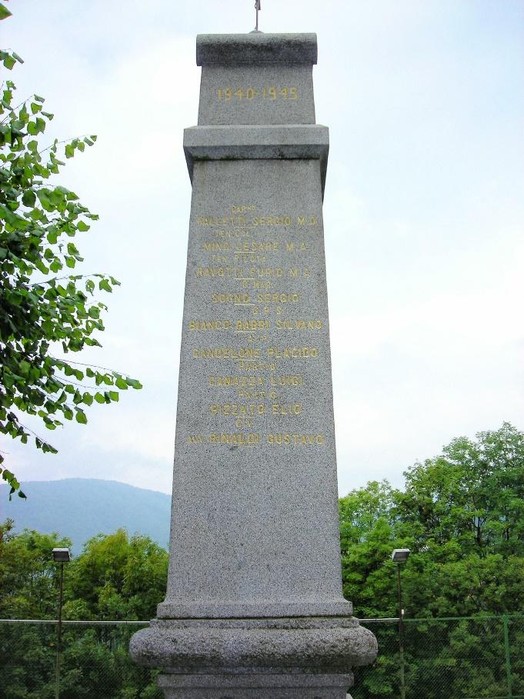 Monumento ai caduti, commemorazione dei soldati, con iscrizioni e simboli in memoria dei sacrifici fatti.