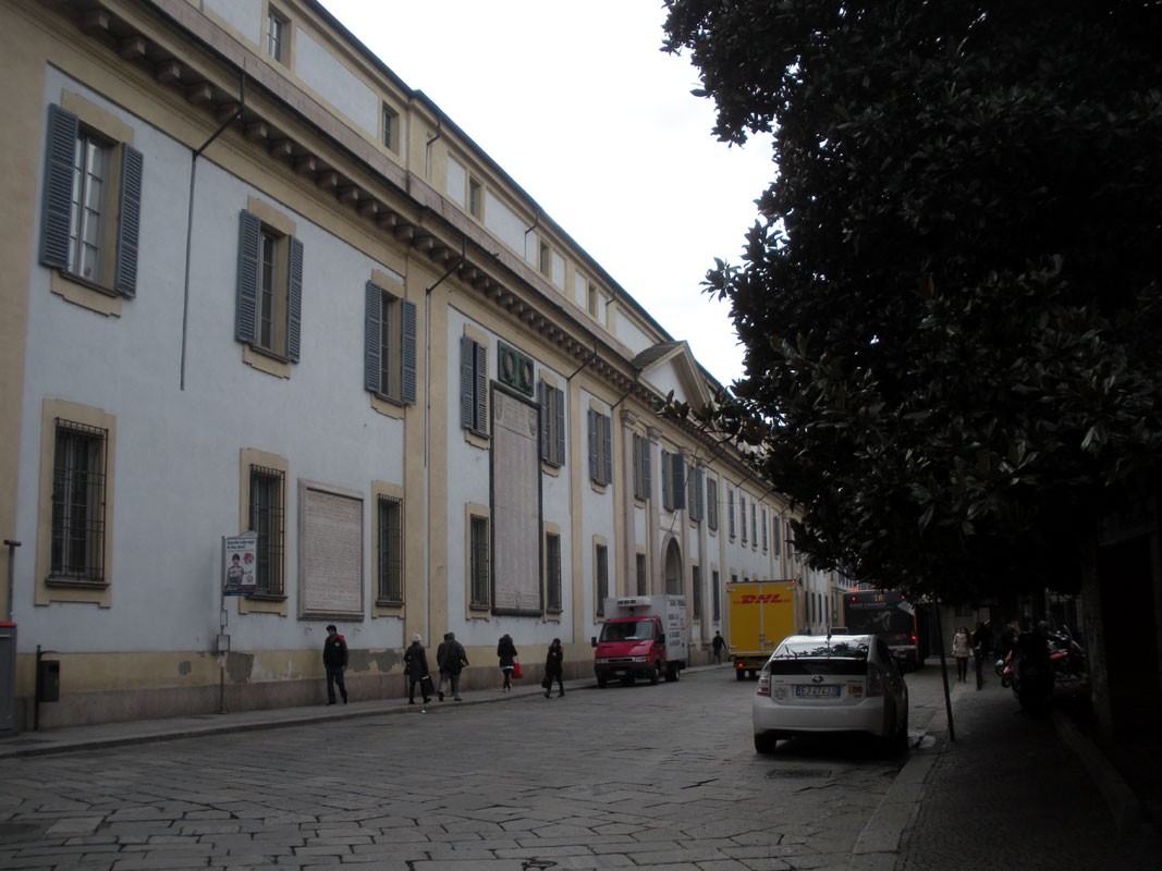 Lapide commemorativa dei caduti per la Liberazione di Pavia, collocata su un edificio storico della città.