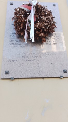 Lapide commemorativa con corona d'alloro in onore dei caduti per la libertà a Volpones.