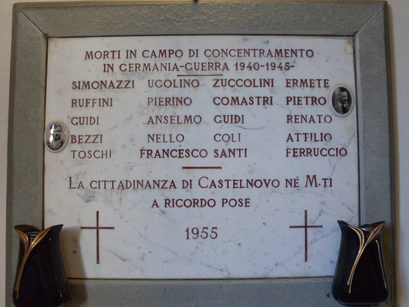 Lapide commemorativa per le vittime dei campi di concentramento tra il 1940 e il 1945 a Castelnovo né Monti.