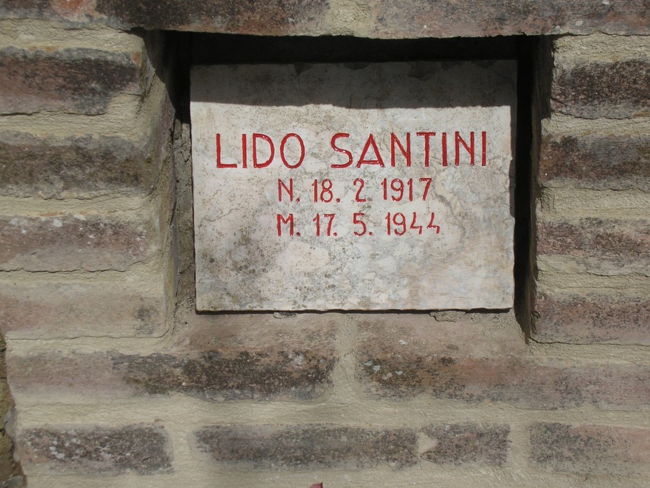 Cippo commemorativo dedicato a Lido Santini, con le date di nascita e morte.