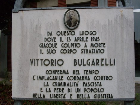 Lapide commemorativa di Vittorio Bulgarelli, assassinato il 13 aprile 1945, simbolo di resistenza contro il fascismo.