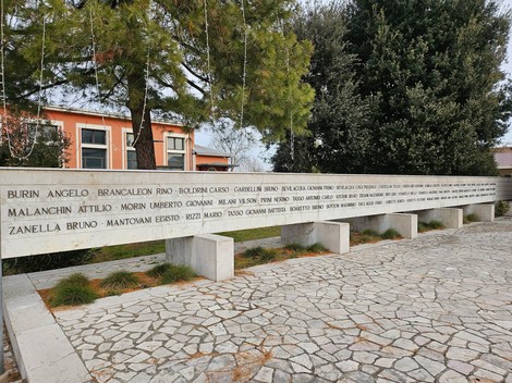 Memoriale dedicato alle vittime dell'Eccidio di Villamarzana, con i nomi dei caduti incisi su un muro commemorativo.