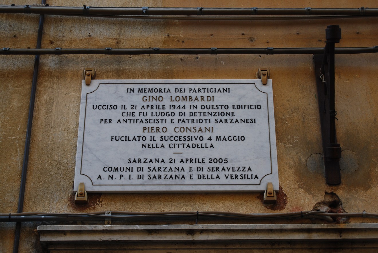 Lapide commemorativa a Gino Lombardi e Piero Consani, partigiani uccisi durante la Seconda Guerra Mondiale.