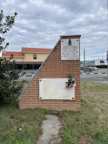 Lapide commemorativa dedicata ai patrioti della Silesia, con fiori e sfondo urbano.