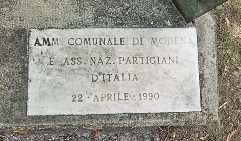 Monumento commemorativo ad Anderlini e Paltrinieri, situato in un'area verde con dettagli architettonici.