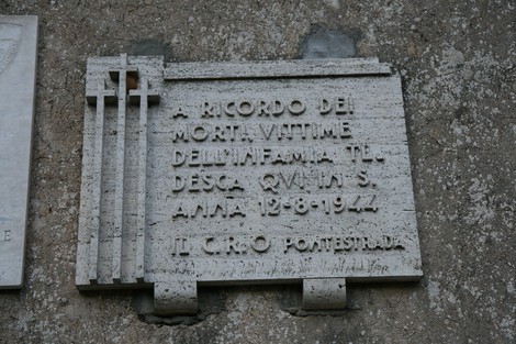 Chiesa di Sant'Anna di Stazzema: monumento commemorativo alle vittime dell'eccidio del 12 agosto 1944.