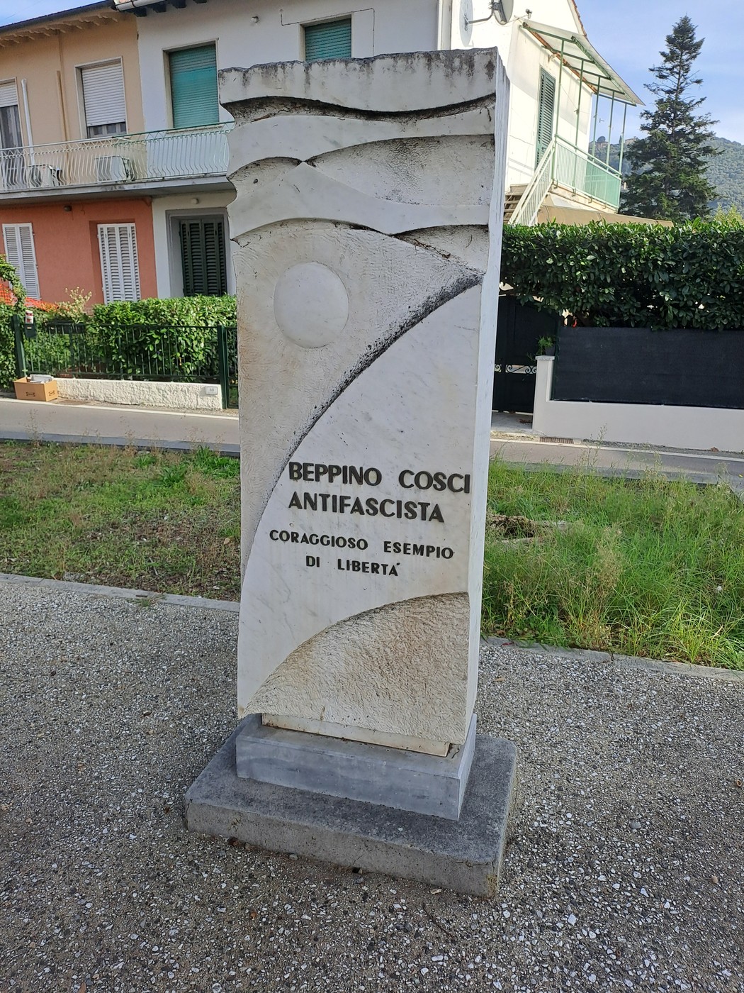 Monumento a Beppino Cosci, antifascista e simbolo di coraggio e libertà, in un ambiente urbano.