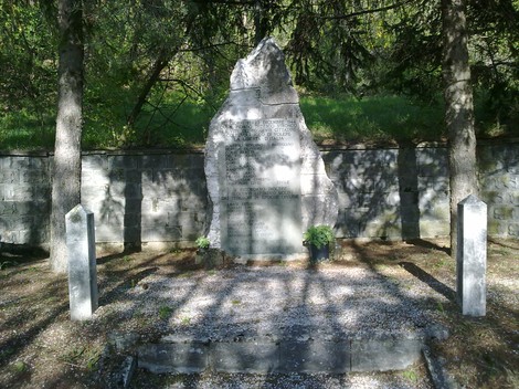 Monumento ai Caduti di Vercallo, commemorazione sobria immersa nella natura.