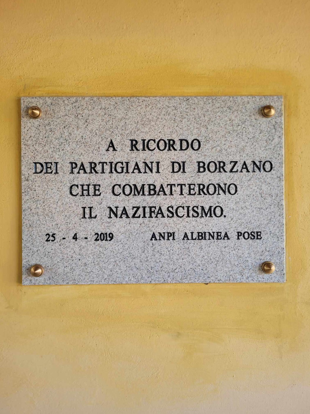 Lapide commemorativa dedicata ai partigiani di Borzano che combatterono contro il nazifascismo.