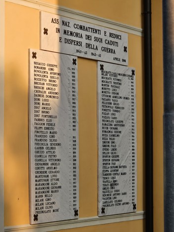 Lapidi commemorative dedicata ai caduti e dispersi della guerra 1940-45, con nomi incisi su pietra.