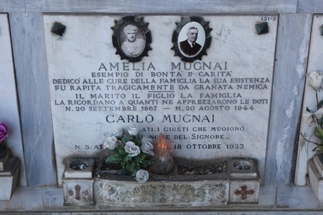 Sepolcro di Mugnai, con i nomi e le date di Amelia e Carlo Mugnai, in memoria di una famiglia defunta.
