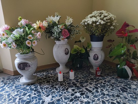 Fiori e candele nel sacrario dedicato alle vittime dell'eccidio del padule di Fucecchio.