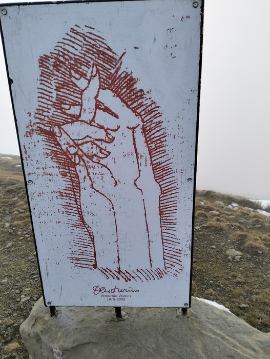 Illustrazione stilizzata di due mani che si intrecciano, simbolo di resistenza e unità.