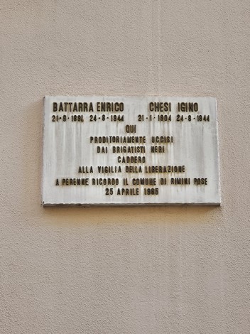 Lapide commemorativa dedicata a Battarra Enrico e Chesi Iginio, caduti durante la Resistenza.