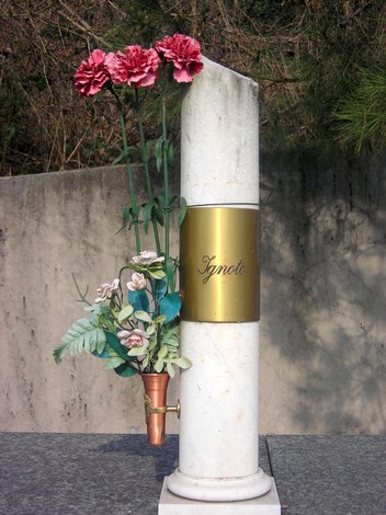 Monumento ai martiri della Garella con fiori artificiali e dedica in memoria.