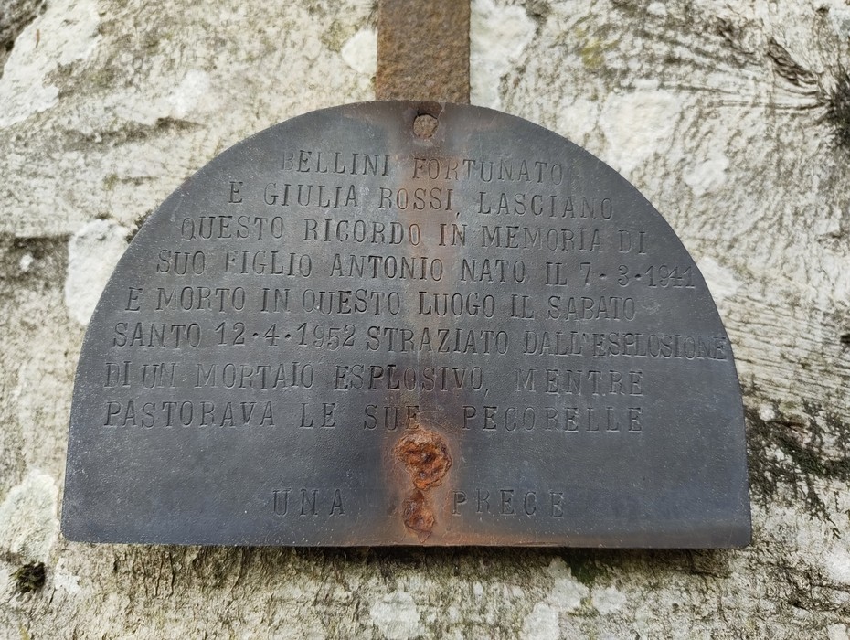 La croce commemorativa a Bellini, con iscrizioni in memoria di Antonio Russo e del suo sacrificio.