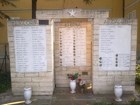 Monumento ai Caduti di San Maurizio, dedicato ai soldati e civili delle guerre mondiali, con liste commemorative.
