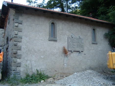 Lapide del Lanificio Tronci, monumento storico che celebra l'industria tessile della regione.
