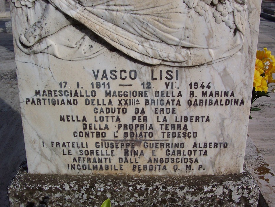 Sepolcro di Lisi, eroe della libertà, caduto durante la lotta contro l'occupazione tedesca nel 1944.
