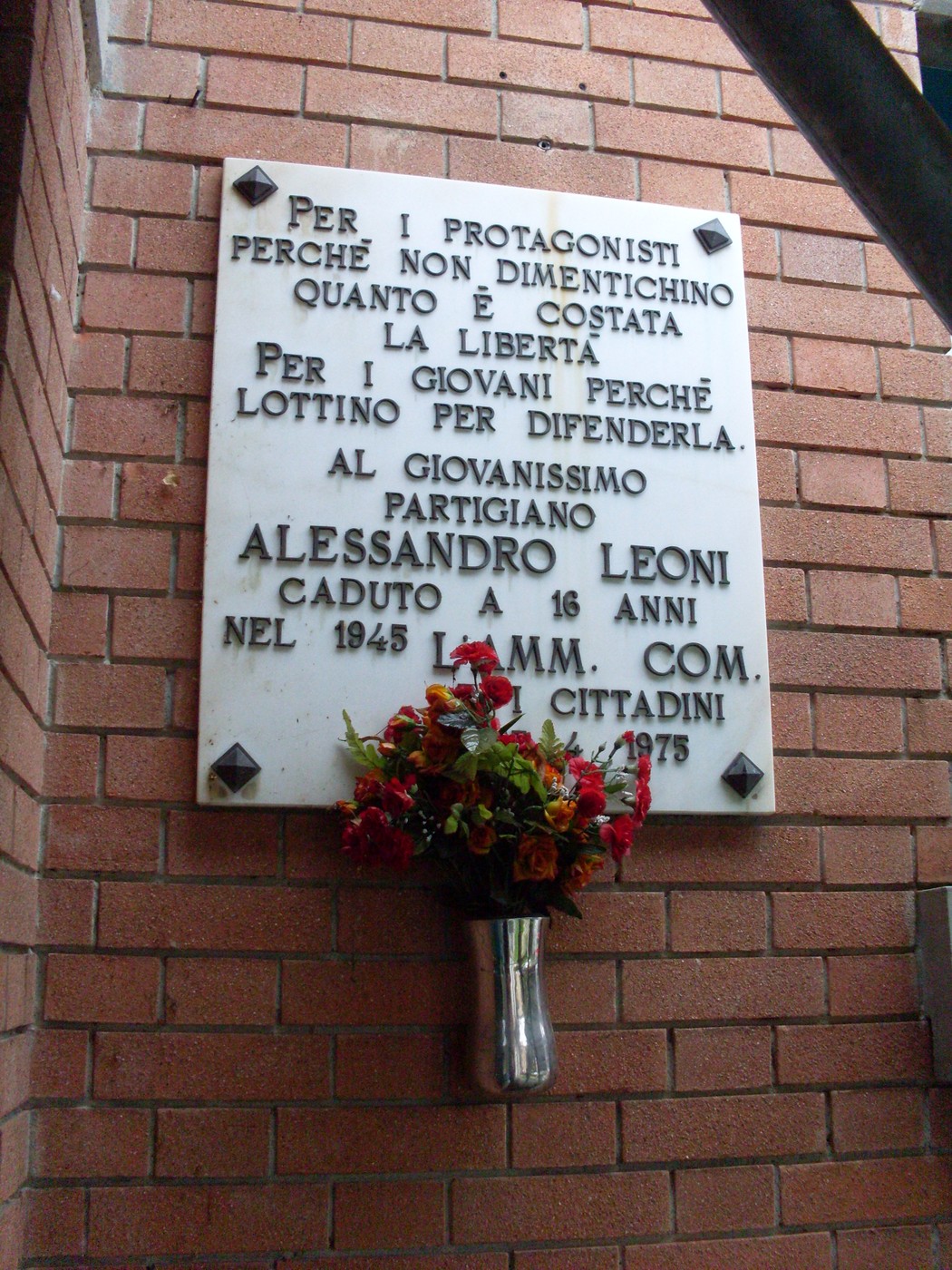 Lapide commemorativa dedicata a Alessandro Leoni, partigiano caduto per la libertà nel 1945.