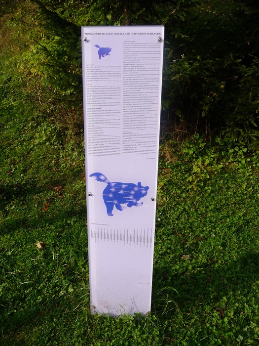 Monumento commemorativo dedicato ai Dodici Caduti, situato in un'area verde e tranquilla.