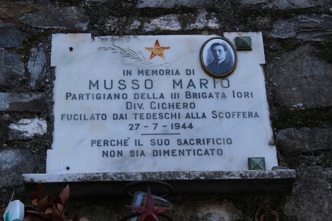 Lapide commemorativa dedicata a Musso Mario, partigiano fucilato dai tedeschi nel 1944, con foto e iscrizioni.