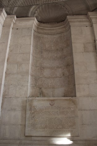Interno del Sacrario del Ponte Monumentale, con colonne in pietra e iscrizioni murali. Atmosfera solenne e storica.