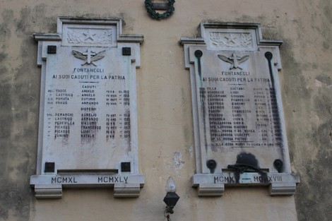 Lapide commemorativa ai caduti di Fontanegli, con nomi e date incisi, simbolo di onore e memoria.