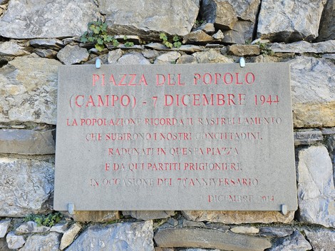 Targa commemorativa in pietra che ricorda i tragici eventi di Piazza del Popolo del 7 dicembre 1944.
