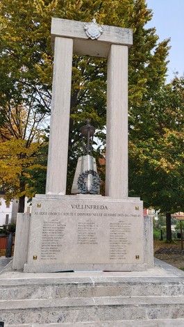 Monumento ai caduti di Vallinfreda, dedicato agli eroi delle guerre 1915-1918 e 1940-1945.