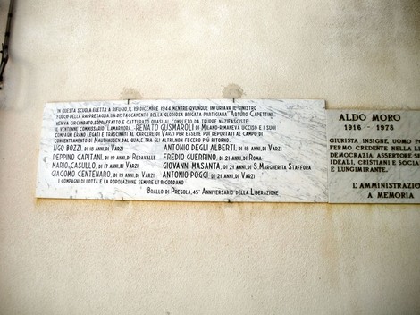 Lapide commemorativa ai caduti di Brallo di Pregola, in memoria dei valorosi giovani.