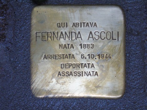 Pietra d'inciampo che commemora Fernanda Ascoli, vittima della Shoah, con data di arresto e morte.