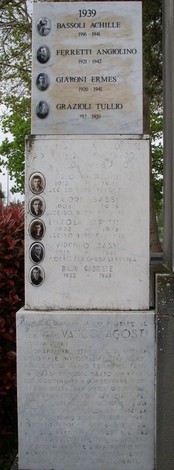Monumento ai Caduti di San Prospero Strinati, commemorazione di eroi locali con nomi e date.