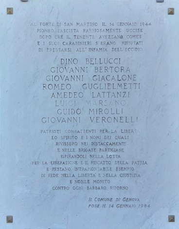 Lapide commemorativa dedicata ai fucilati del Forte di San Martino, con nomi delle vittime e messaggi di libertà.
