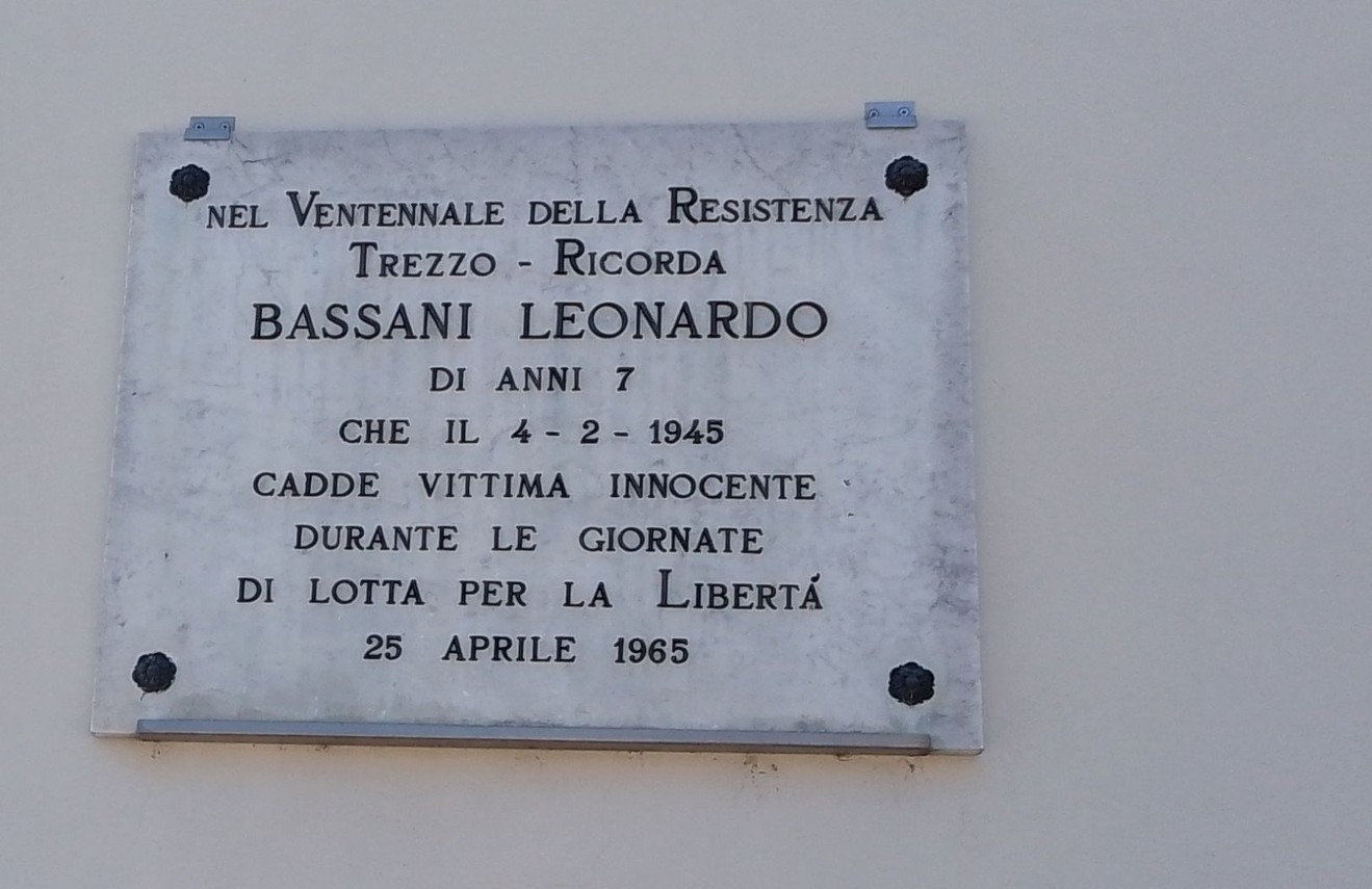 Lapide commemorativa in memoria di Bassani Leonardo, vittima della Resistenza, risalente al 25 aprile 1965.