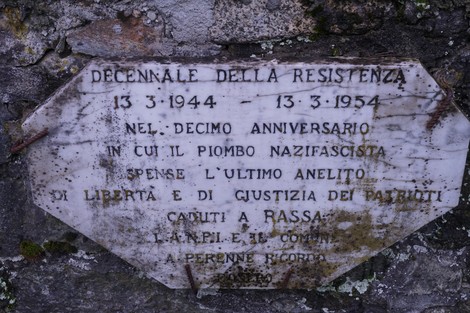 Lapide commemorativa che celebra il decennale della Resistenza, in onore dei patrioti caduti a Rassa.