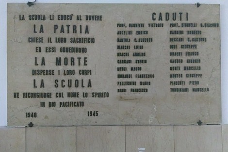 Lapide commemorativa dedicata ai caduti del liceo Da Vinci, in memoria del loro sacrificio durante la guerra.