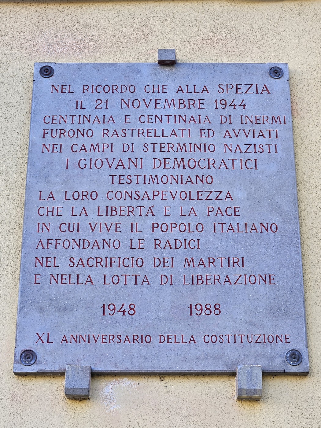Lapide commemorativa del rastrellamento del 21 novembre 1944, in ricordo delle vittime e della lotta per la libertà.