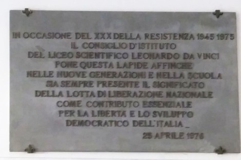 Lapide commemorativa per il 30° anniversario della Liberazione, dedicata alla Resistenza e alla lotta per la libertà.