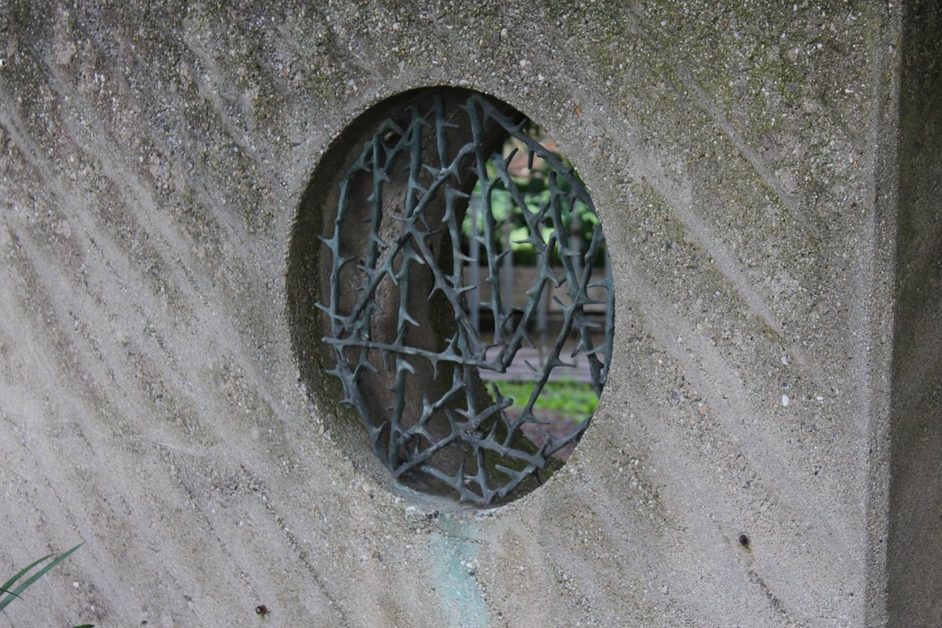 Dettaglio di un elemento del Monumento alla Resistenza, caratterizzato da forme stilizzate e materiali grezzi.