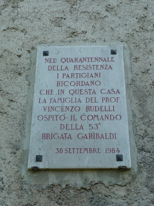 Lapide commemorativa del comando della 53a brigata Garibaldi presso la colonia Rudelli, dedicata alla resistenza.