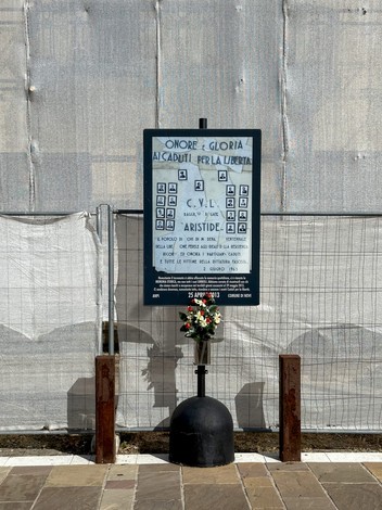 Lapide commemorativa in onore dei caduti per la libertà, situata a Novi.